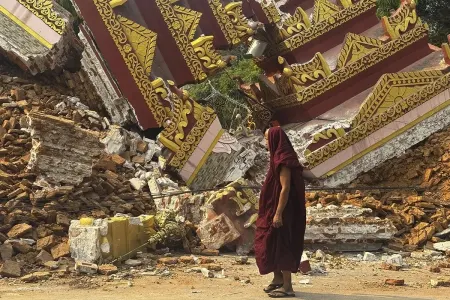 Myanmadakı zəlzələdən unikal kadrlar: - Yerin səthi yarıldı