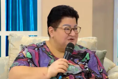 Tanınmış müğənni Könül Xasıyevanı - "pul yağışı"na tutdu - VİDEO