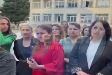 Zaqatalada valideyn və müəllimlər - AYAĞA QALXDI