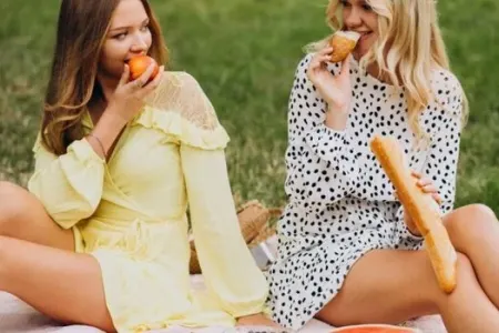 Piknikə gedəndə bu rəng paltarlar geyinməyin - Gənə yapışacaq