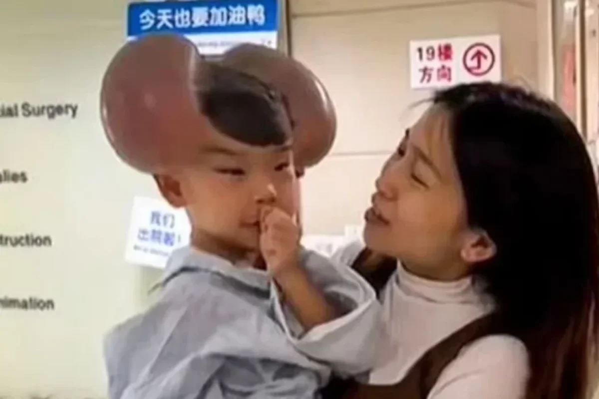 Çində sosial şəbəkələrdə zorakılığa məruz qalan uşaq