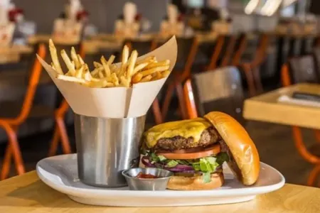 Fast food zəncirində yaş məhdudiyyəti