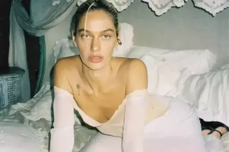 Bikinisi sıx idi, üstsüz poza verdi-FOTO