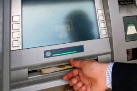 Bankomatda unutduğu pulu oğurladılar