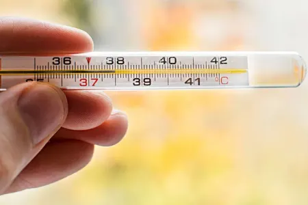 3 yaşlı uşaq termometri dişlədi