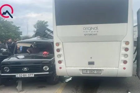Dövlət qurumunun avtobusu qəzaya uğradı - FOTO