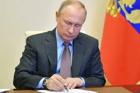 Putin Rusiyanın müdafiəsi ilə bağlı - FƏRMAN İMZALADI