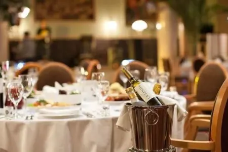 Məşhur restorandakı dava, bahalı içkilər dağıdıldı – - 8 minlik ziyan