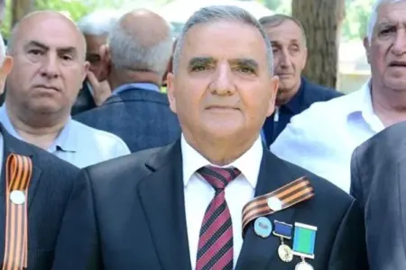 SSRİ bayrağı qalmaqalı davam edir - Yeni sədr istefa verdi (FOTO)