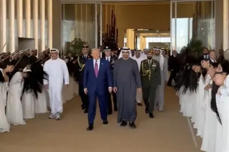 Ərəb qadınların Trampın qarşısında qeyri-adi hərəkətləri: - islamın şərti pozulub? – VİDEO