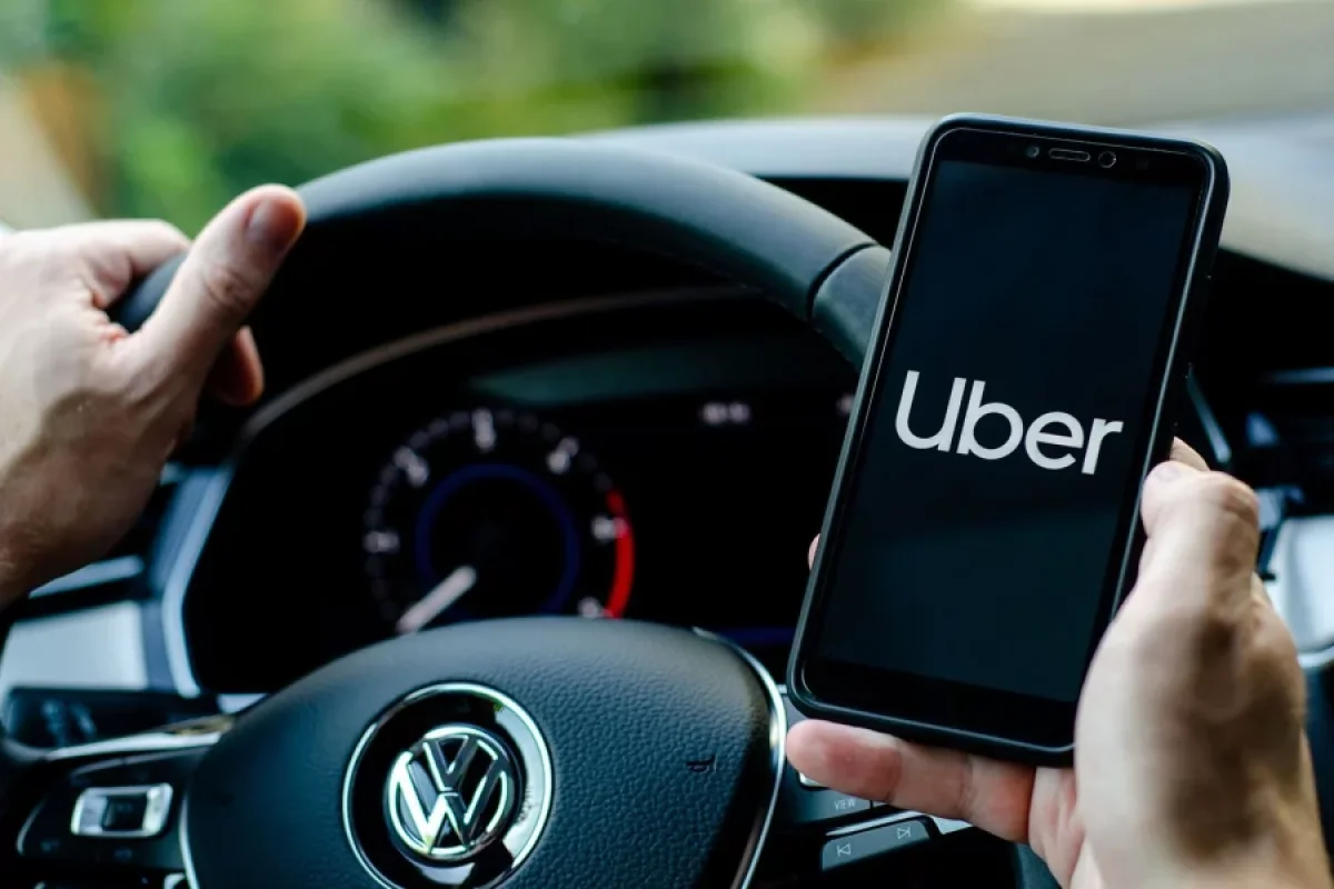 Uber sürücüsü sərnişinə silah çəkdi - Video