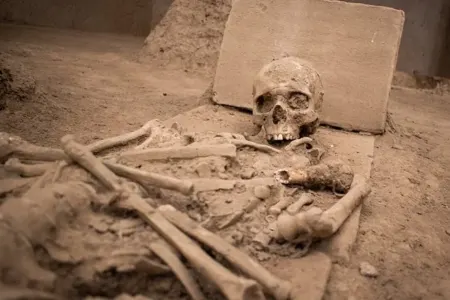 XV əsrə aid kilsənin uçmuş divarı arasında dəhşətli tapıntı