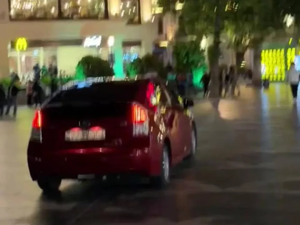 "Tarqovıy"da piyadaların arasında - "Prius" sürdülər - VİDEO