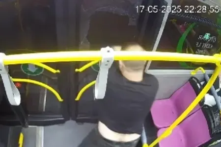 Bakıda sərnişin avtobusun şüşəsini sındırdı - VİDEO