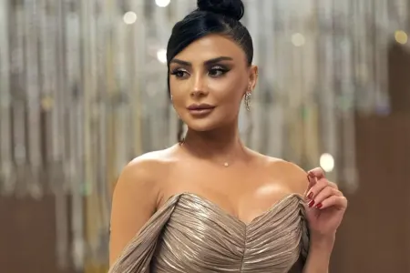 Vüsalə dəbdəbəli bağını nümayiş etdirdi - VİDEO