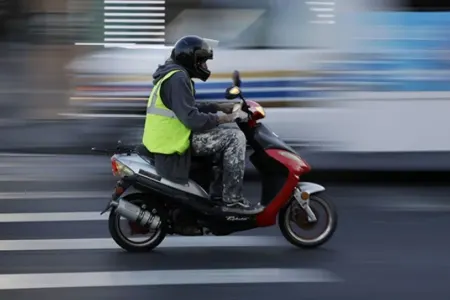Bakıda motosiklet piyadanı vurub - VİDEO