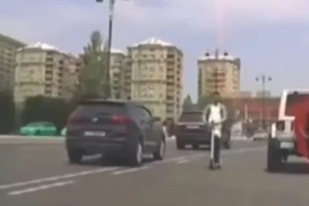Skuter sürücüsü yolda təhlükə yaratdı - VİDEO