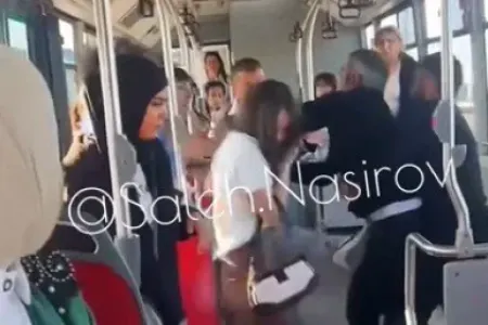 “BakuBus”da ata qızını döydü - VİDEO