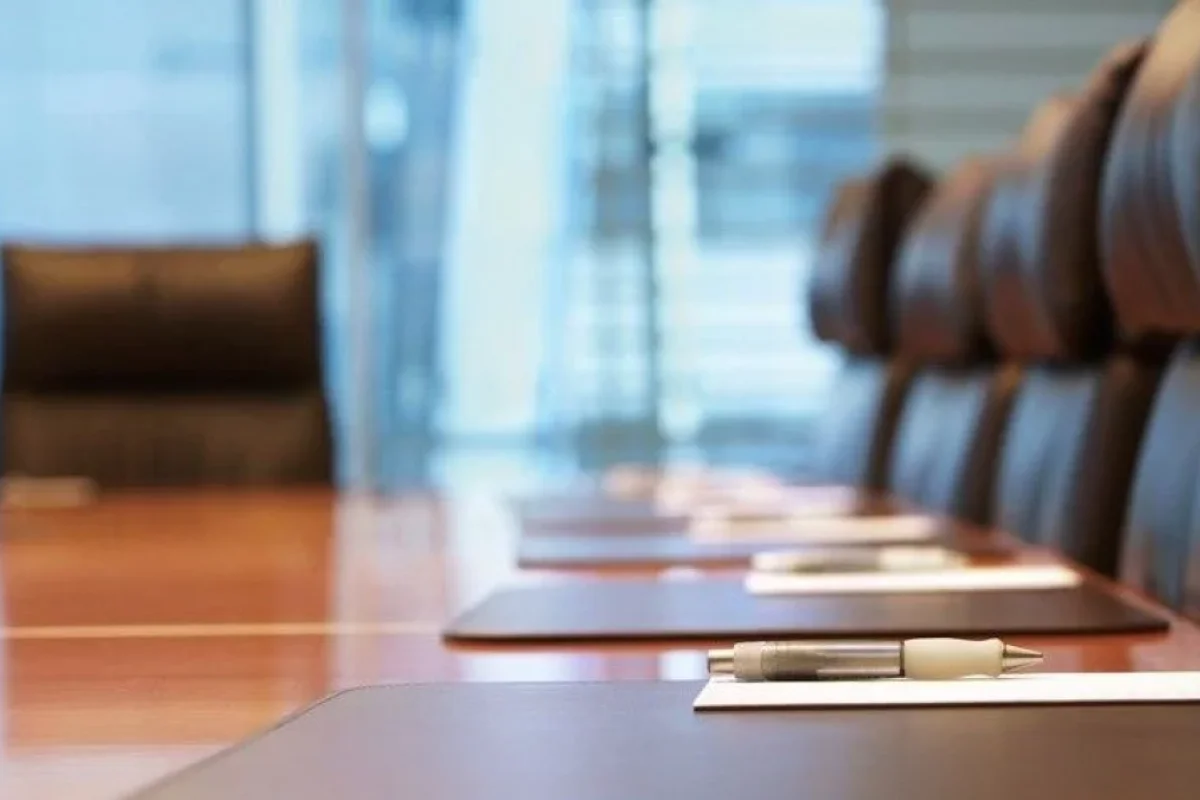 Qarşısında diz çökülən, - ilk qadın Baş nazir