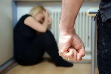 "Ərim məni kişilərlə otelə getməyə məcbur etdi”