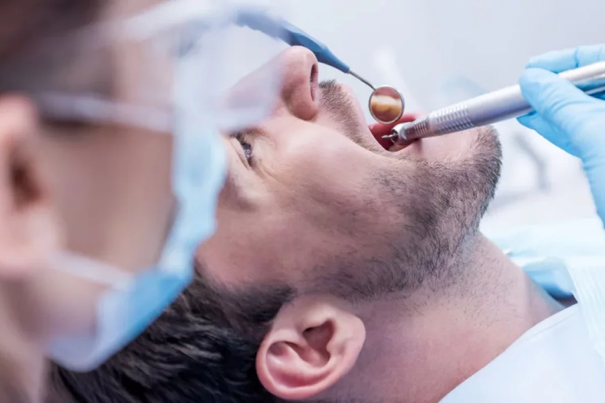 Diş ağrısına dözə bilməyən xəstə - HƏKİMİ DÖYDÜ