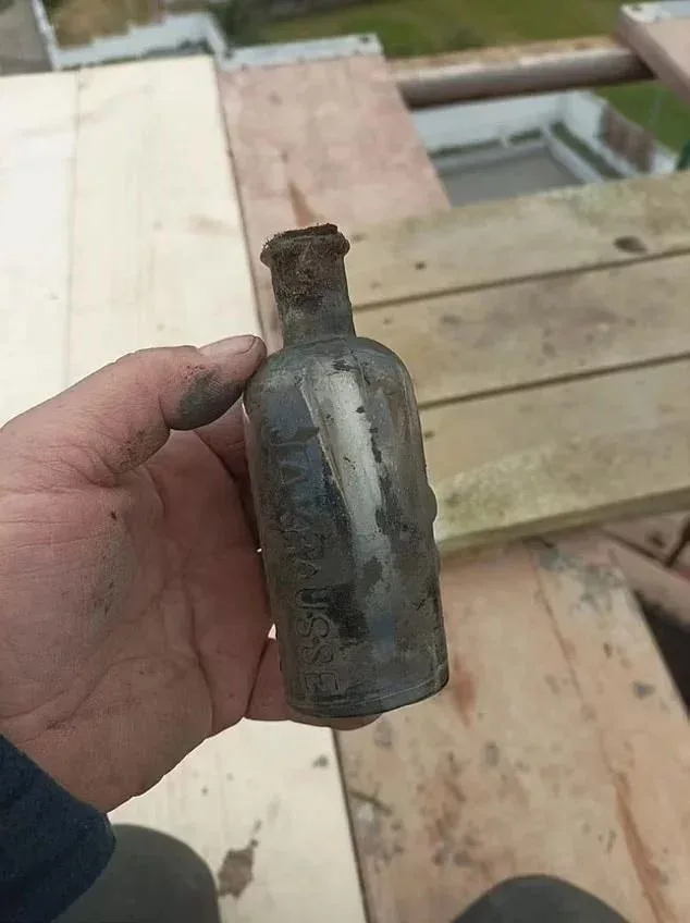 120 illik şüşədən çıxan məktub