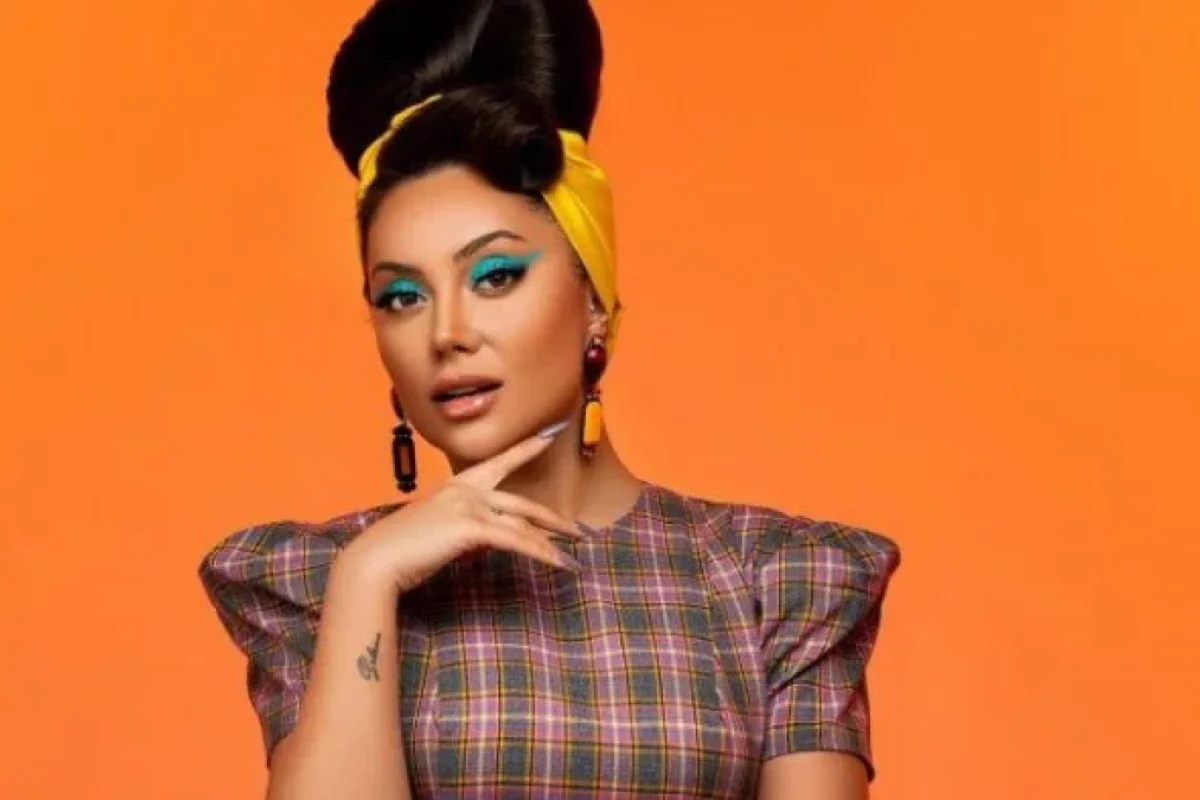 Ayan onları "bazar müğənnisi" adlandırdı