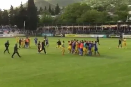 Azərbaycanda futbolçunun dili qatlandı