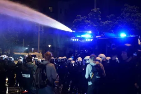 Almaniyada vağzalda bıçaqlı hücum: 17 yaralı var