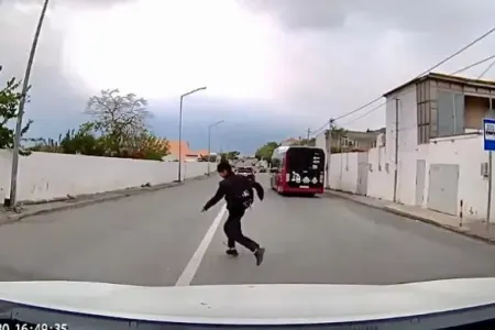 Avtobusun önündən qəfil yola qaçan məktəbli sürücüyə qorxulu anlar yaşatdı -