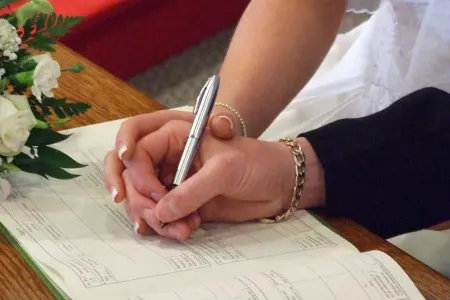 Rəsmi nikahı olmayan müğənnilərin kəbinin kim kəsir?