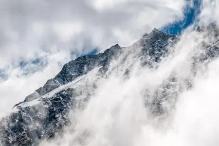 Alp dağlarında 5 nəfərin cəsədi tapıldı
