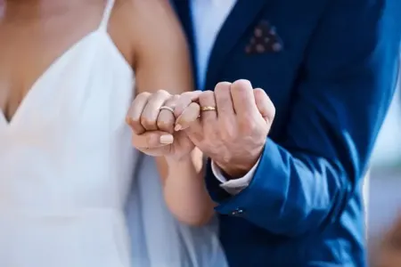 Toyundan bir gün sonra - QAÇDI