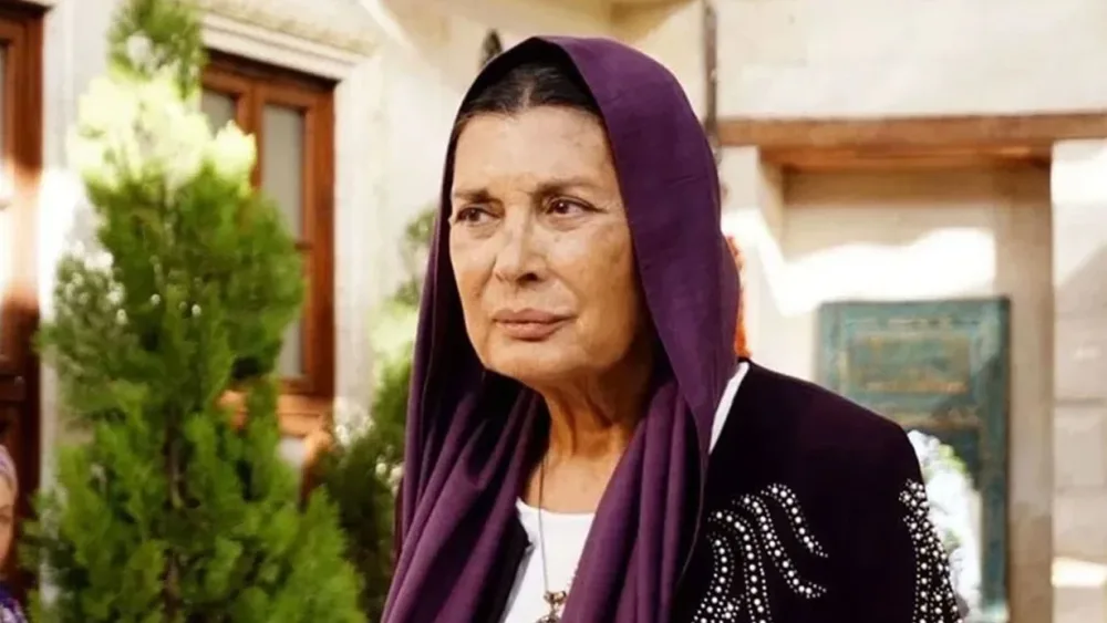 Məşhur aktrisa yol qəzası keçirdi - FOTO