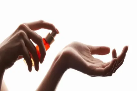 Yaşı 50-ni keçən qadınlar üçün - 5 dəbli ətir