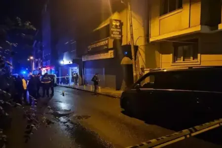 İstanbulda əyləncə məkanına qumbara atdılar - 7 yaralı var