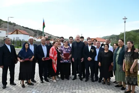 Prezident Bəylik kəndində sakinlərlə görüşdü