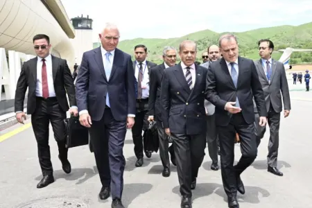 Şahbaz Şərifin təyyarəsi Laçın hava limanına endi - FOTO