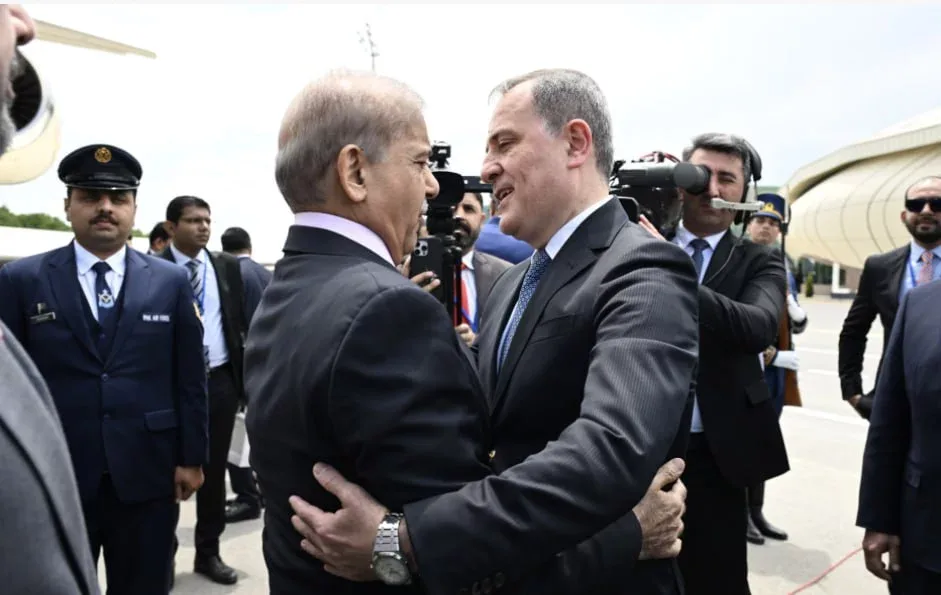 Şahbaz Şərifin təyyarəsi Laçın hava limanına endi - FOTO