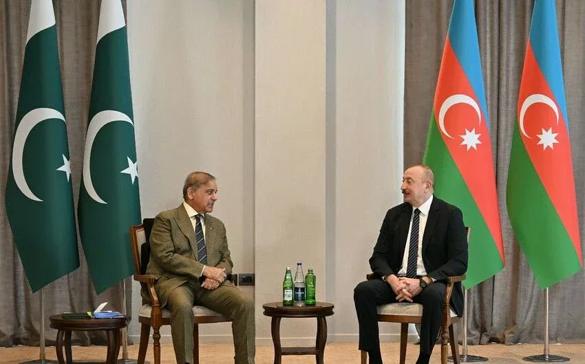 İlham Əliyevin Şahbaz Şəriflə məhdud tərkibdə görüşü keçirildi