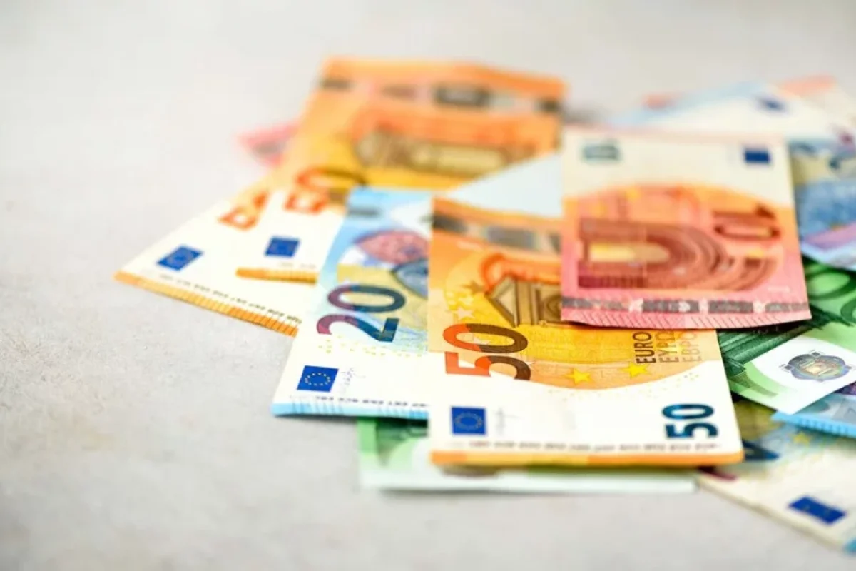 İki valyuta bahalaşdı