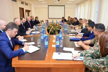 Ermənistan və Britaniya hərbi əməkdaşlıq proqramı imzaladı