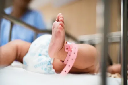 32 yaşlı qadının körpəsi ölü doğuldu