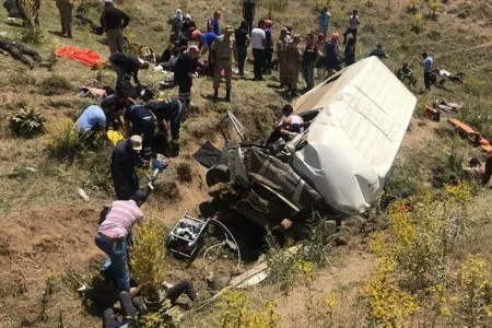 Avtobus körpüdən aşdı: 21 idmançı öldü