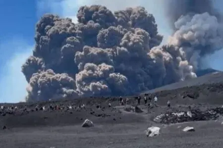 "Etna" vulkanı püskürdü - Qırmızı siqnal verildi