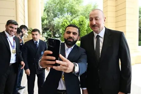 Prezident bütün futbolçularla selfi çəkdirdi - VİDEO