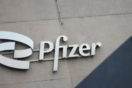 400 nəfər Pfizer-i məhkəməyə verdi