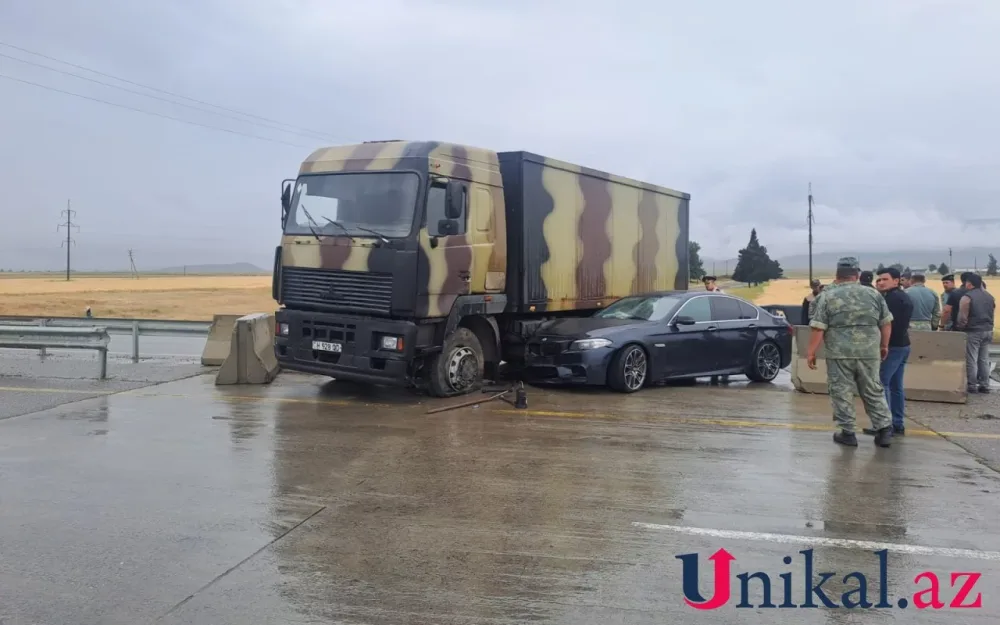 "BMW" hərbi maşına çırpıldı