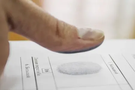 Məktəb bitirsə də, imza yerinə barmaq basan bisavadlar