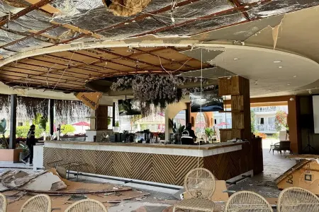 Restoranın tavanı uçdu: - yaralılar var